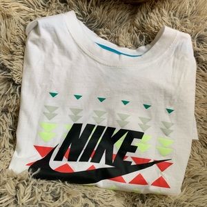 Men’s white Nike tee